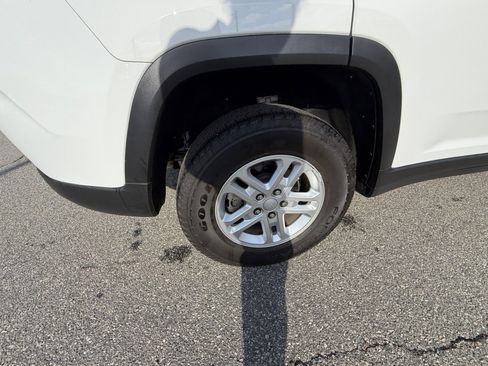 Used 2025 Jeep Grand Cherokee Laredo w/ Luxury Tech Group I image 27