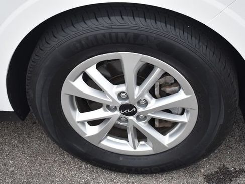 Used 2024 Kia Carnival LX FWD image 11