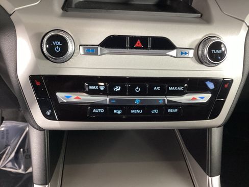 Used 2023 Ford Explorer XLT w/ Equipment Group 202A AWD/4WD image 28