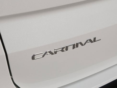 Used 2023 Kia Carnival LX FWD image 34