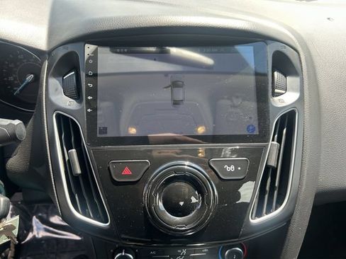 Used 2015 Ford Focus SE FWD image 2