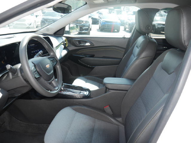 Used 2025 Chevrolet Trax LT FWD image 2