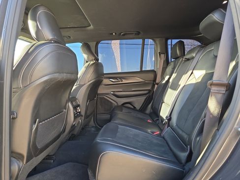 Used 2025 Jeep Grand Cherokee Altitude image 13