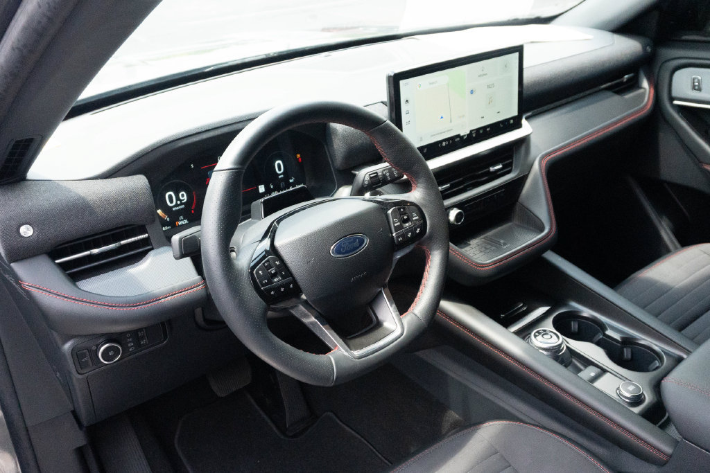 Used 2025 Ford Explorer ST-Line w/ Premium Package RWD image 4