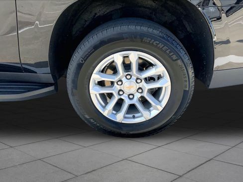 Used 2025 Chevrolet Suburban LT RWD image 11