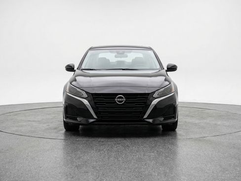 Used 2025 Nissan Altima 2.5 SV FWD image 2