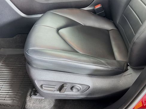 Used 2023 Toyota Highlander XLE image 21