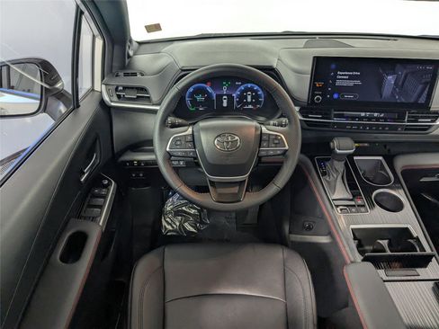 Used 2025 Toyota Sienna XSE image 34