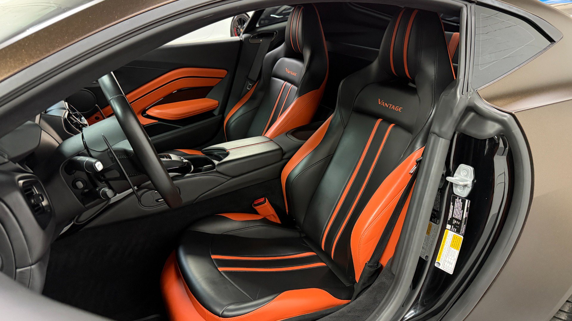 Used 2021 Aston Martin V8 Vantage Coupe RWD image 35
