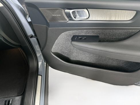 Used 2023 Volvo XC40 B4 Ultimate FWD image 31