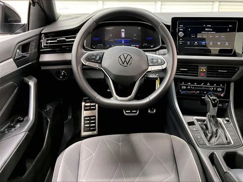 Used 2025 Volkswagen Jetta Sport image 8