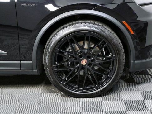 Certified 2025 Porsche Macan Electric image 39