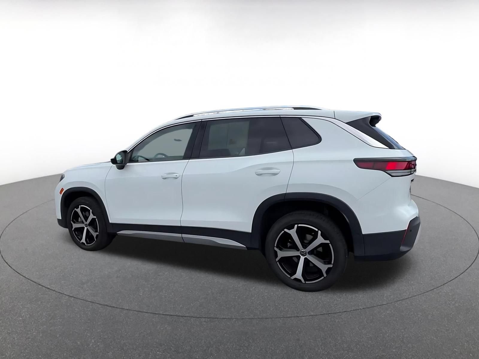 Used 2026 Volkswagen Tiguan SE AWD/4WD image 9