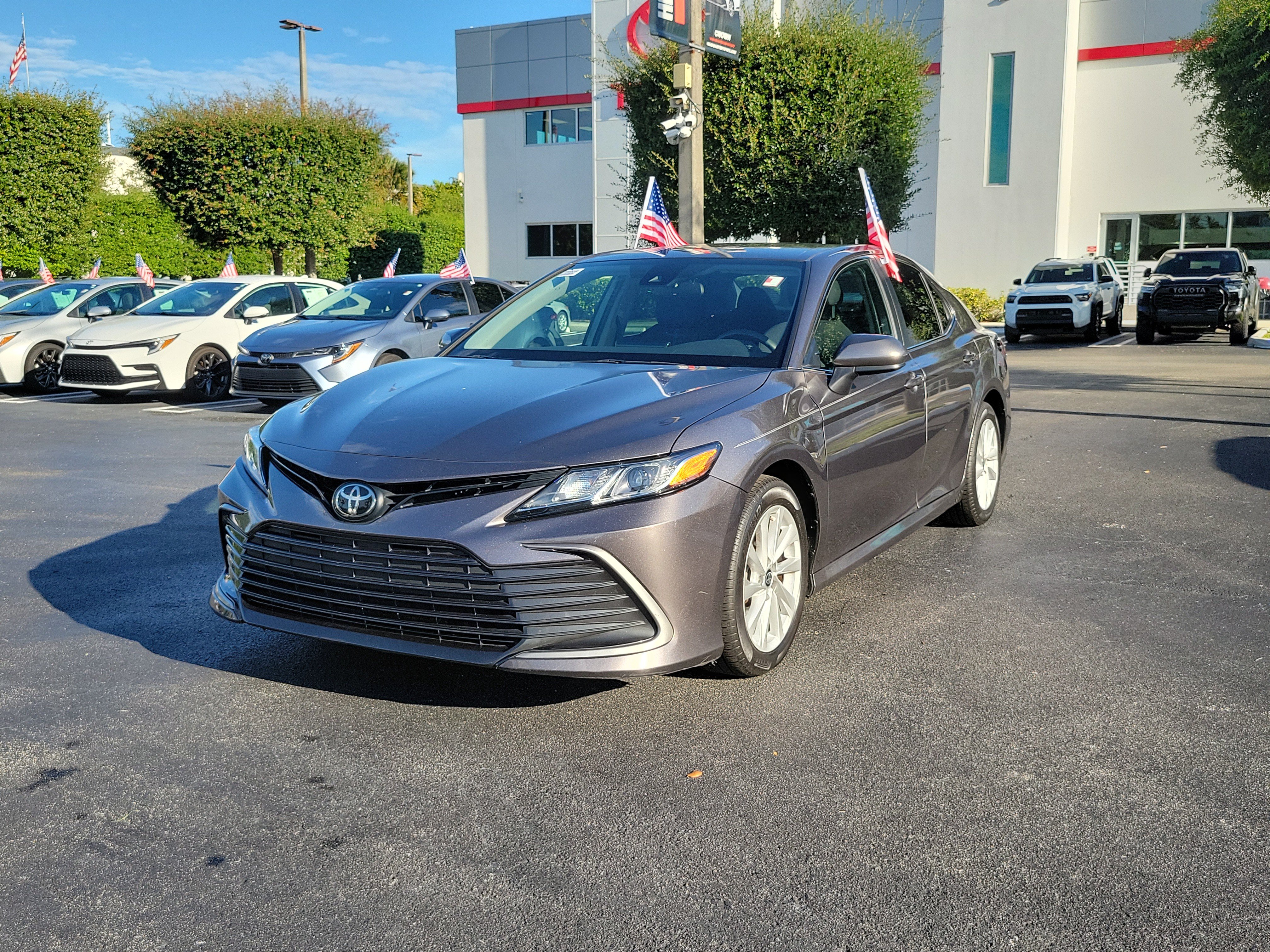Used 2022 Toyota Camry LE FWD image 5
