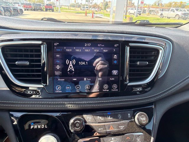 Used 2020 Chrysler Pacifica Limited w/ Advanced Safetytec Group FWD image 13