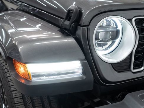 Used 2025 Jeep Wrangler Unlimited Sahara AWD/4WD image 34
