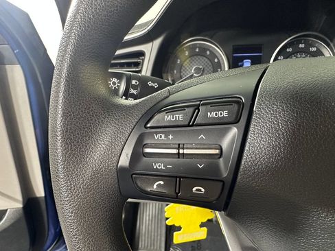 Used 2020 Hyundai Elantra SE FWD image 23