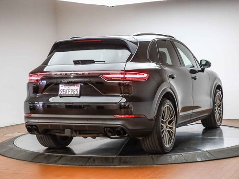 Certified 2023 Porsche Cayenne Platinum Edition image 6