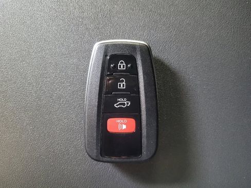 Used 2022 Toyota Highlander LE image 32