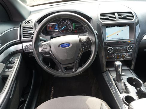 Used 2017 Ford Explorer XLT w/ Equipment Group 202A FWD image 20