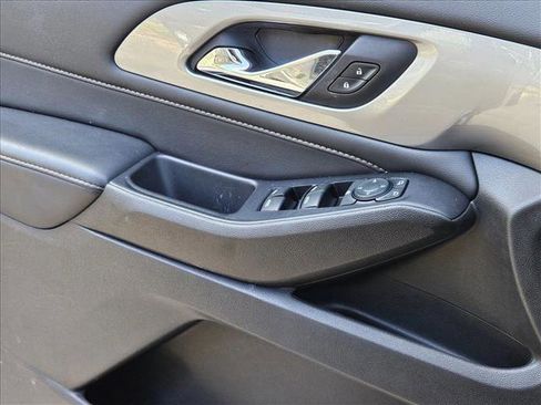 Used 2021 Chevrolet Traverse LT image 4