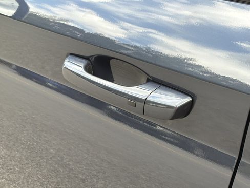 Used 2025 Hyundai Venue Limited FWD image 29