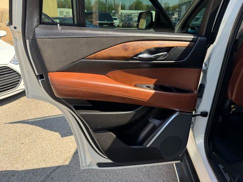 Used 2015 Cadillac Escalade Luxury AWD/4WD image 14