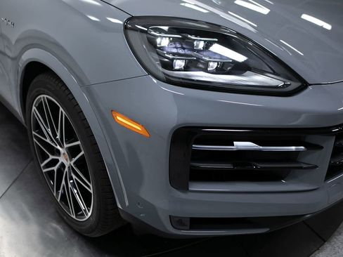 Certified 2025 Porsche Cayenne S AWD/4WD image 12