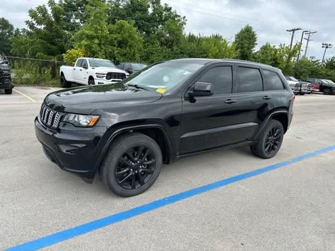 Used 2019 Jeep Grand Cherokee Altitude AWD/4WD image 2