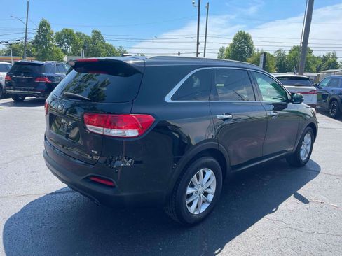 Used 2017 Kia Sorento AWD image 4