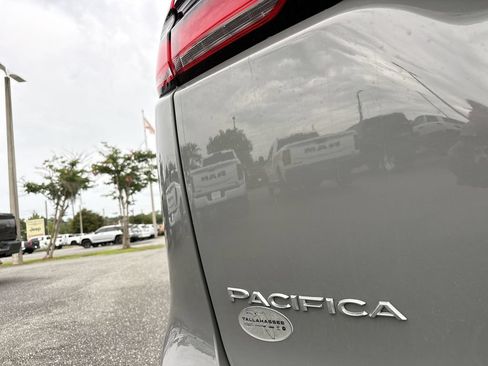 Used 2022 Chrysler Pacifica Touring-L FWD image 5
