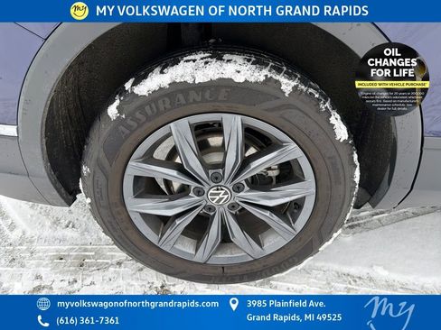 Used 2022 Volkswagen Tiguan SE w/ Panoramic Sunroof Package image 36