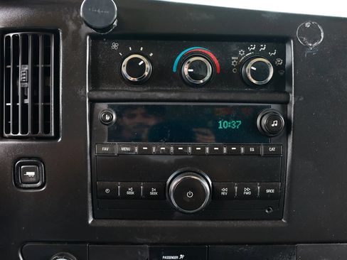 Used 2017 Chevrolet Express 2500 Extended RWD image 31