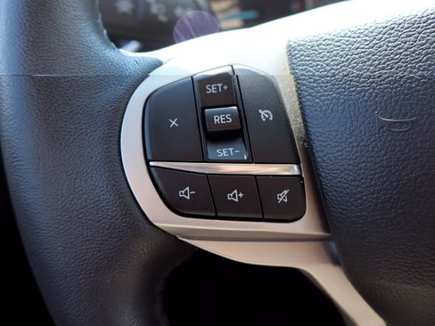 Used 2024 Ford Explorer XLT w/ Equipment Group 202A AWD/4WD image 17