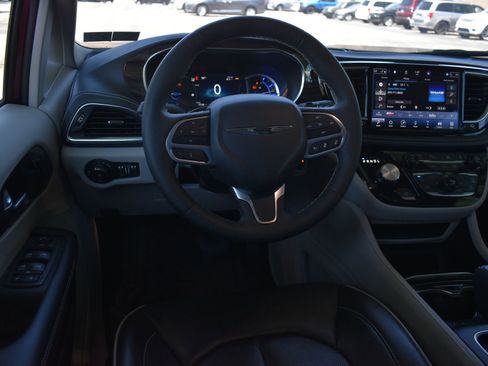 Used 2023 Chrysler Pacifica Limited FWD image 21