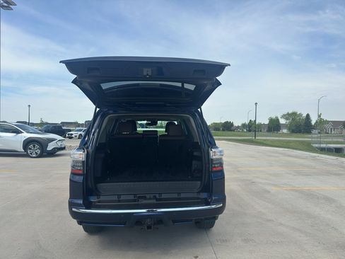 Used 2022 Toyota 4Runner Limited AWD/4WD image 7