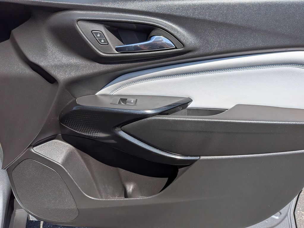 Used 2025 Chevrolet Trax LT w/ LT Convenience Package FWD image 32