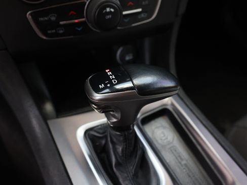 Used 2020 Dodge Charger SXT RWD image 11