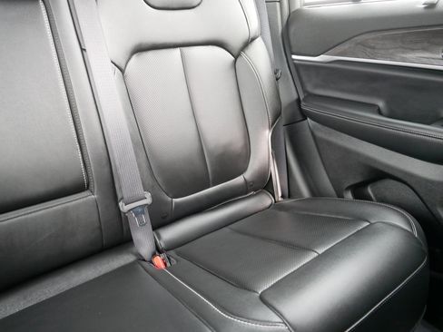 Used 2025 Jeep Grand Cherokee Limited w/ Luxury Tech Group II image 14