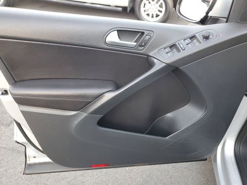 Used 2017 Volkswagen Tiguan S image 19
