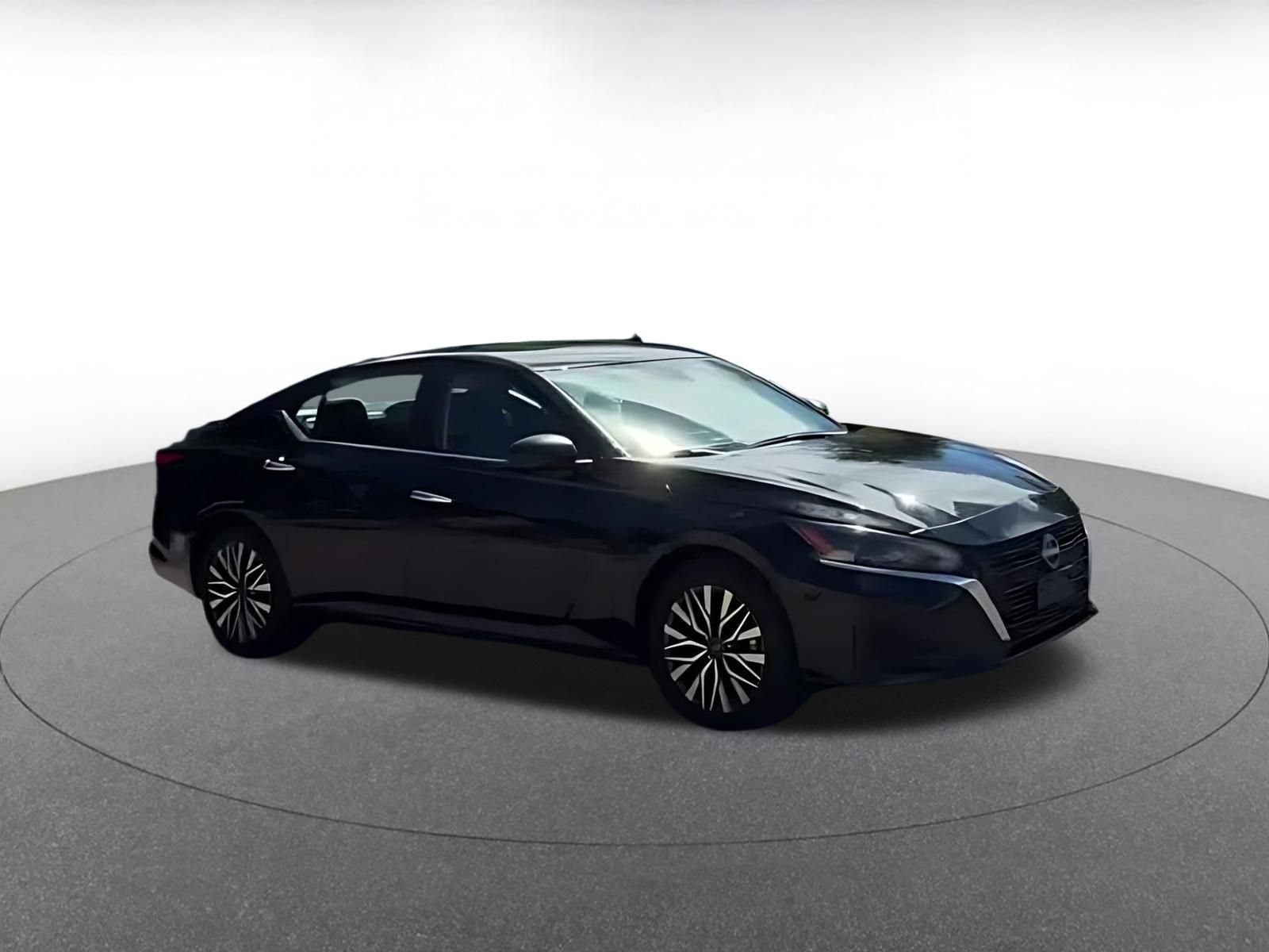 Used 2025 Nissan Altima 2.5 SV FWD image 2