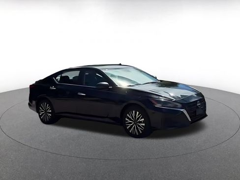 Used 2025 Nissan Altima 2.5 SV FWD image 2