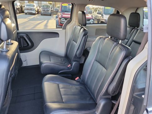 Used 2016 Chrysler Town & Country Touring image 23