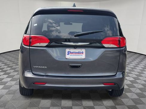 Used 2022 Chrysler Voyager LX FWD image 7