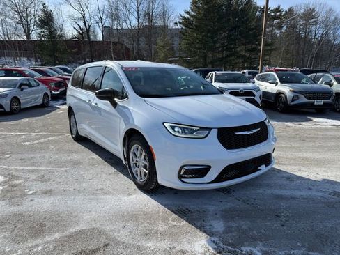 Used 2024 Chrysler Pacifica Touring-L image 1