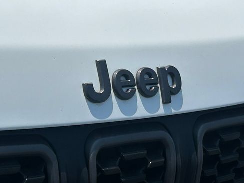 Used 2025 Jeep Compass Trailhawk AWD/4WD image 12