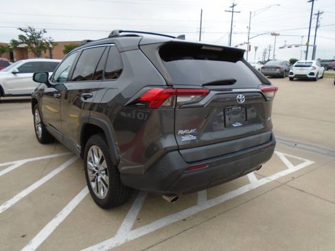 Used 2019 Toyota RAV4 XLE Premium FWD image 7