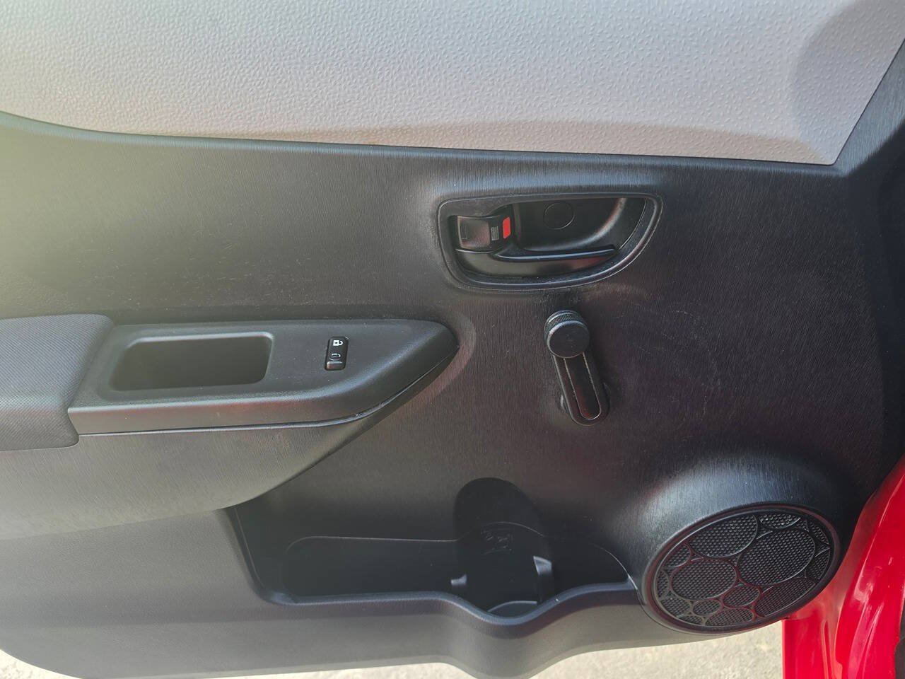 Used 2013 Toyota Yaris L FWD image 17