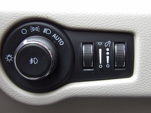 Used 2024 Chrysler Pacifica Touring-L FWD image 13