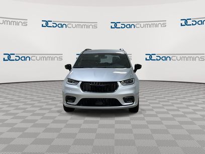 New 2026 Chrysler Pacifica Select w/ S Appearance Package